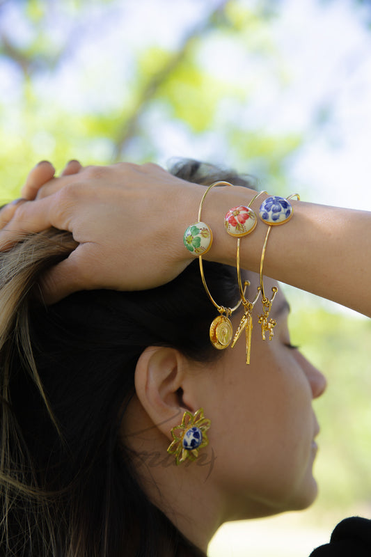 Bracelet with a ceramic charm